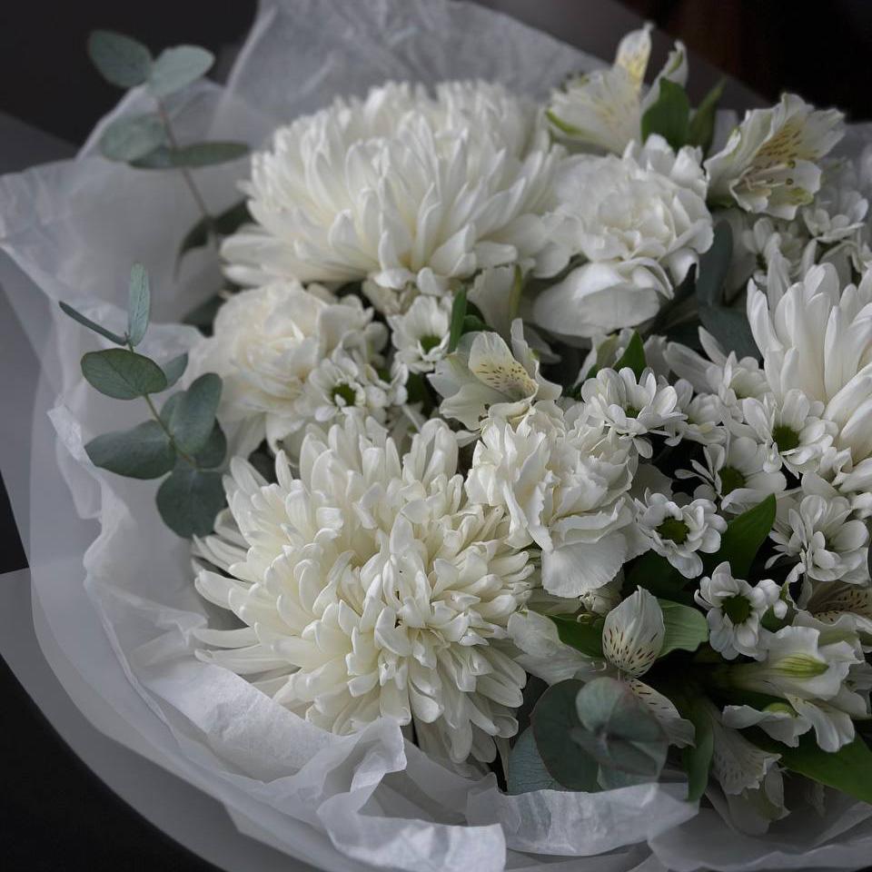 Букет с диантусами, хризантемами и альстромериями