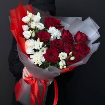 9 красных роз с гвоздиками и лизиантусами