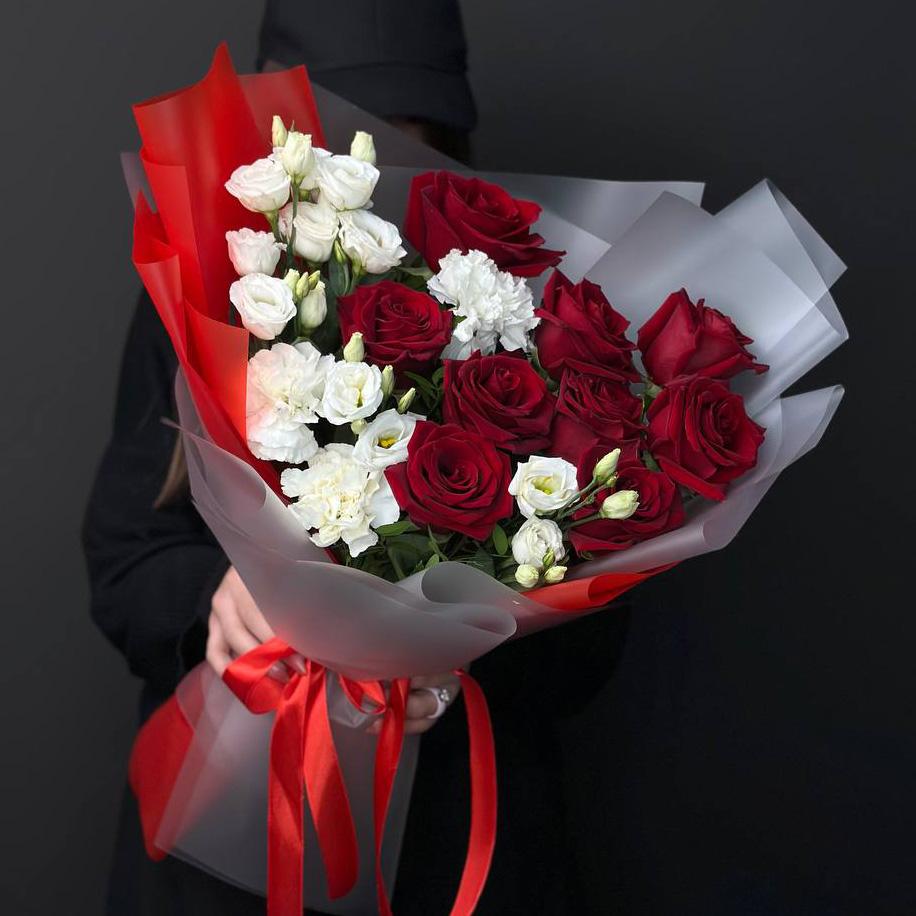 9 красных роз с гвоздиками и лизиантусами