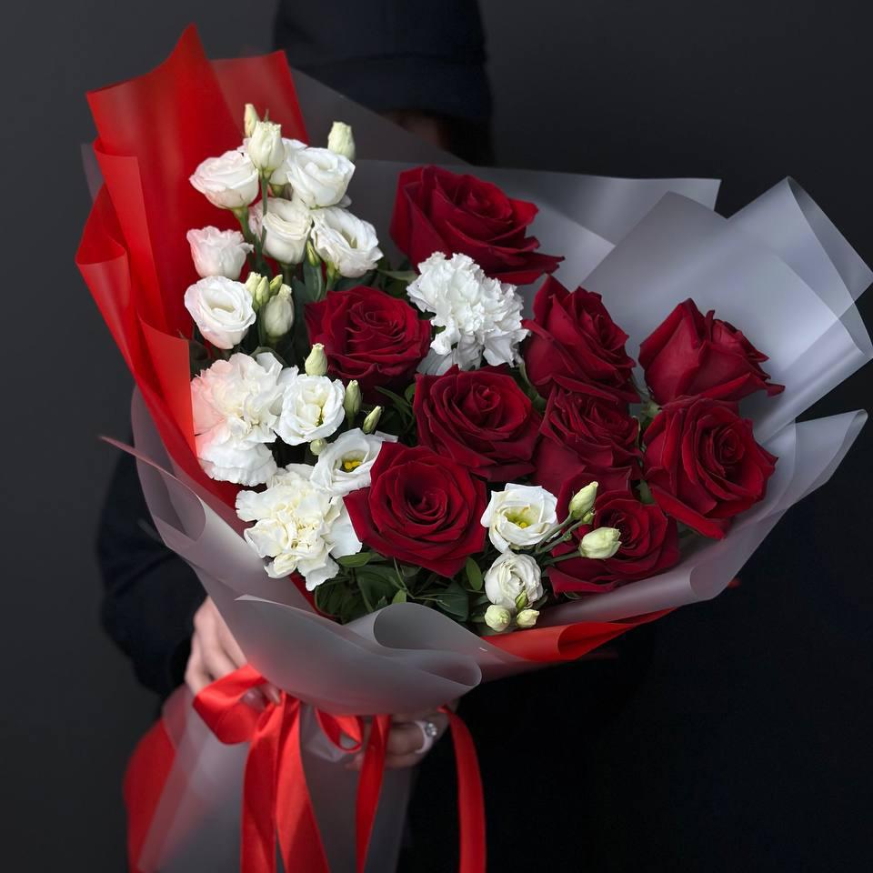 9 красных роз с гвоздиками и лизиантусами