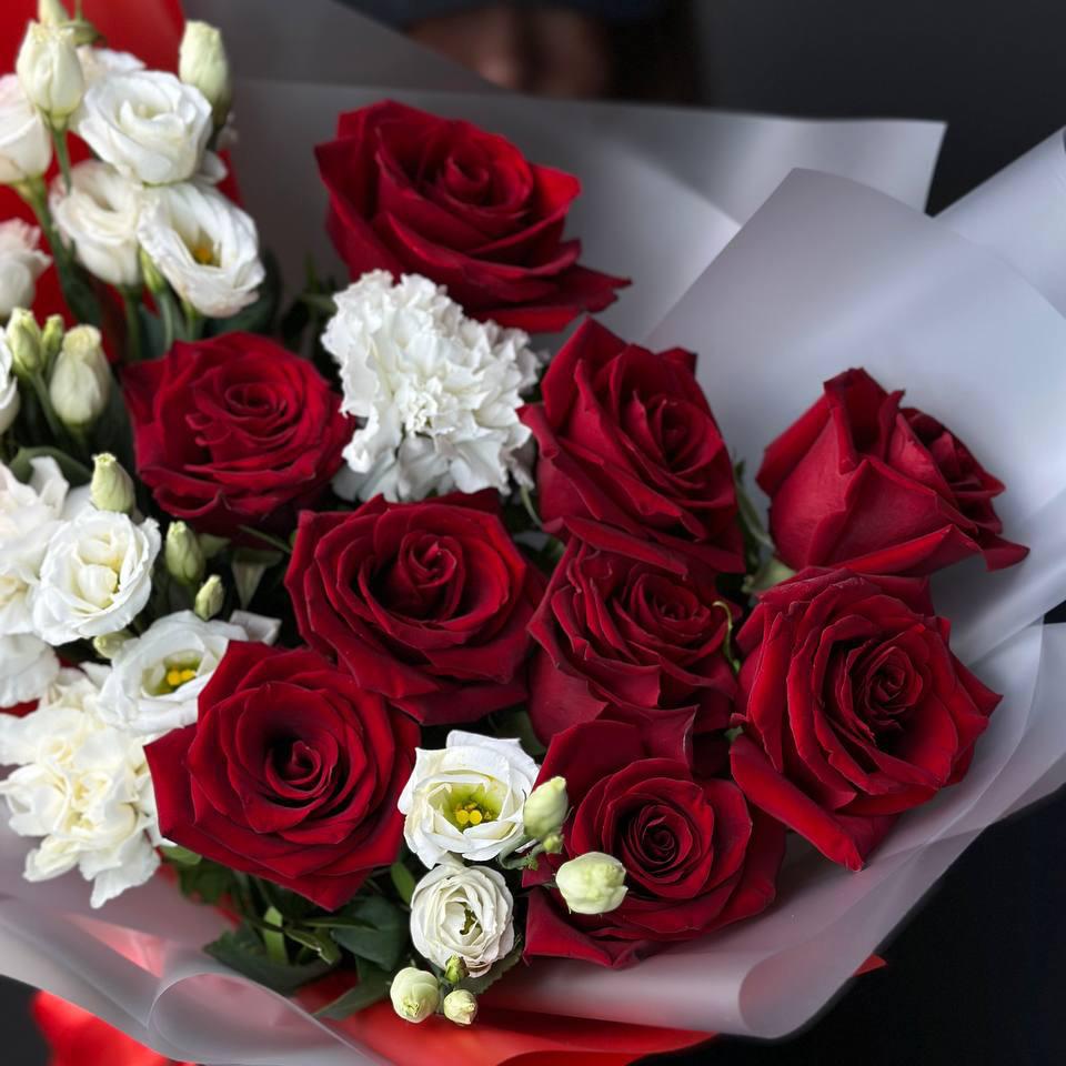 9 красных роз с гвоздиками и лизиантусами