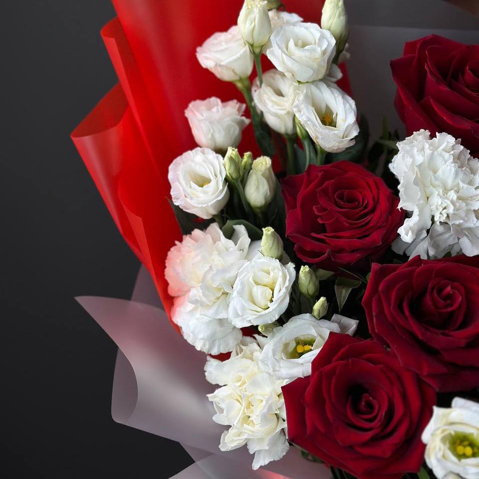 9 красных роз с гвоздиками и лизиантусами