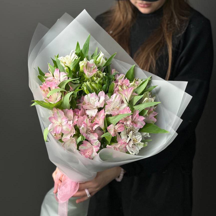 15 белых и розовых альстромерий