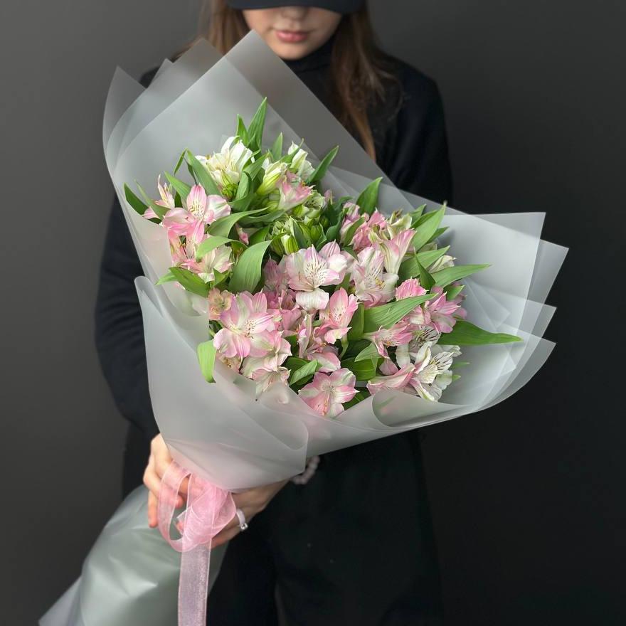 15 белых и розовых альстромерий