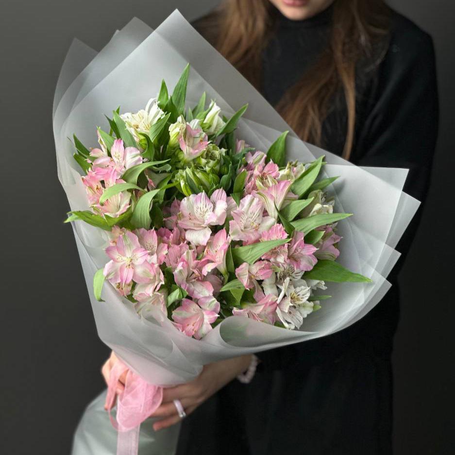 15 белых и розовых альстромерий