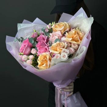 Букет с розами, гортензия и лизиантус