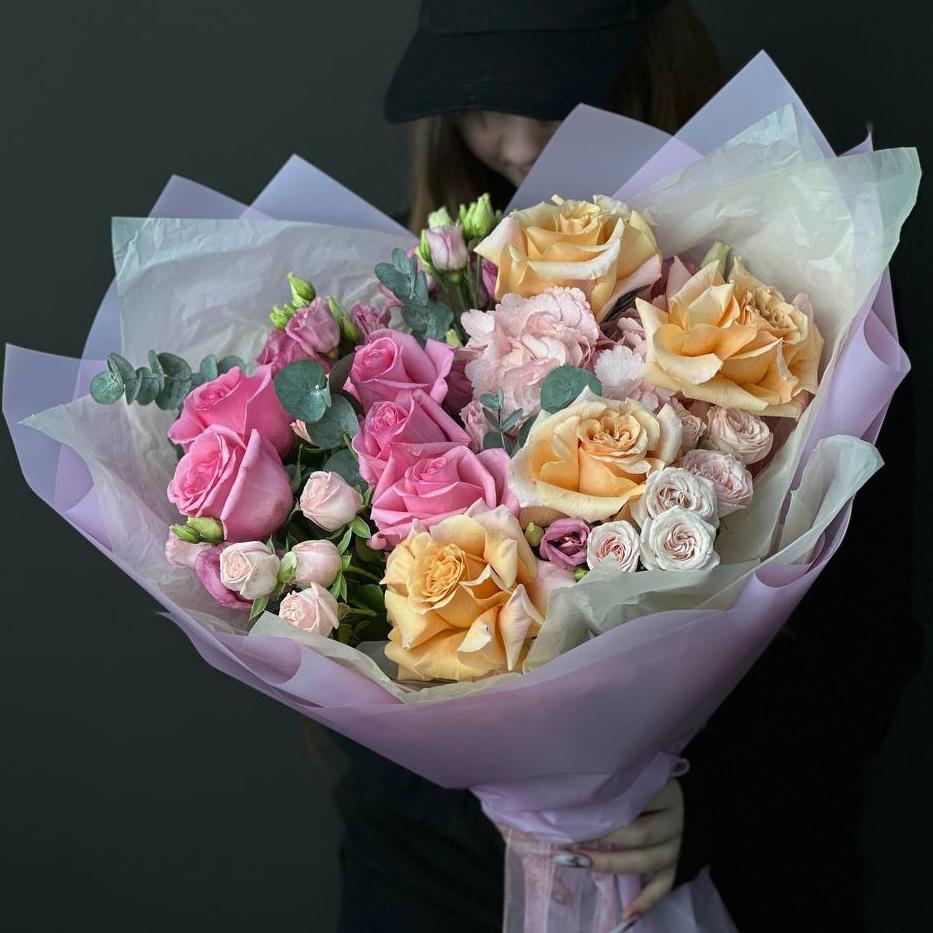 Букет с розами, гортензия и лизиантус