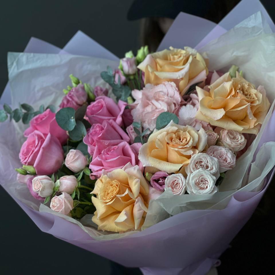 Букет с розами, гортензия и лизиантус