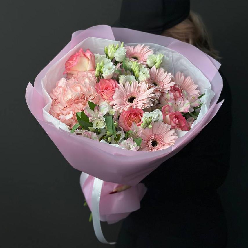 Букет с герберами, розами и лизиантусами