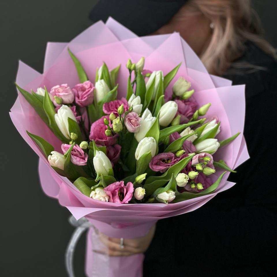 15 белых тюльпанов с лизиантусами