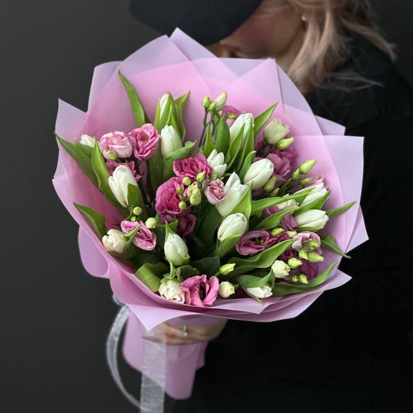 15 белых тюльпанов с лизиантусами