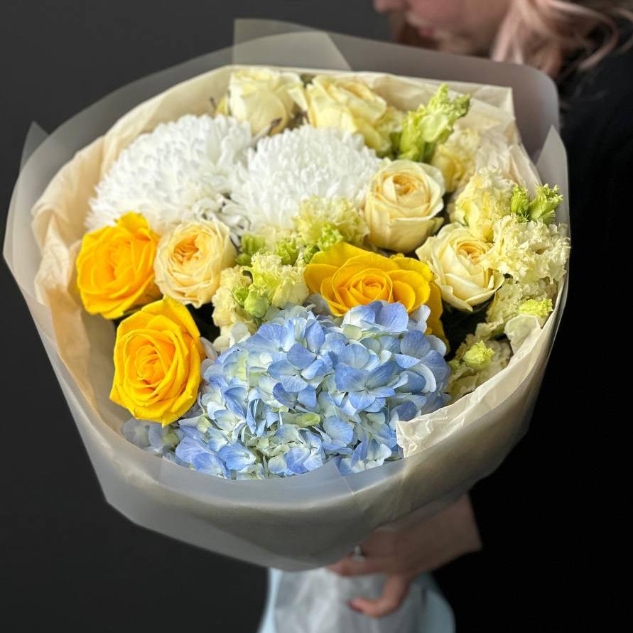 Букет с розами, хризантемами и гортензией