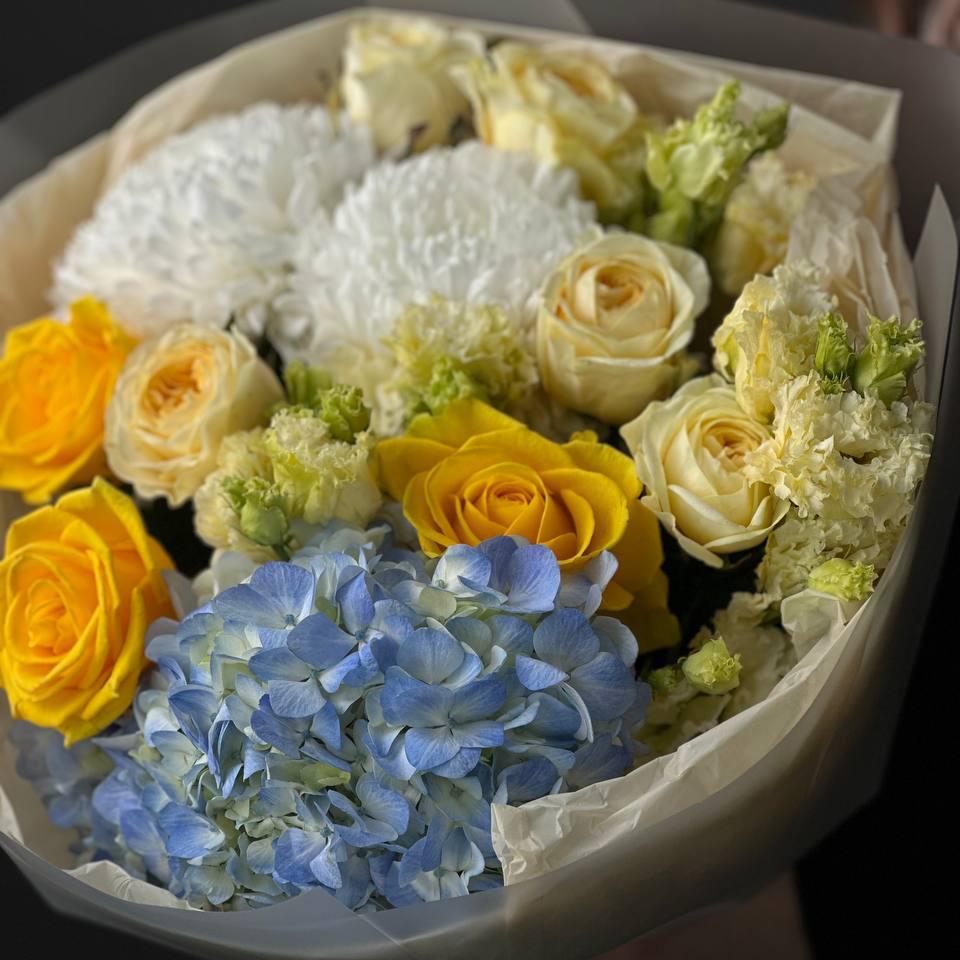 Букет с розами, хризантемами и гортензией