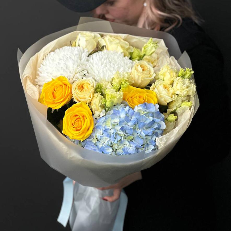 Букет с розами, хризантемами и гортензией