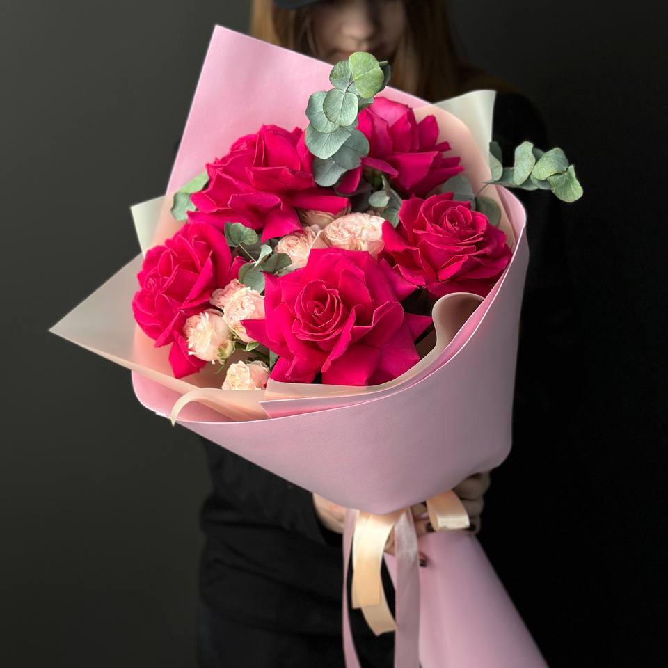 7 розовых роз с эвкалиптом