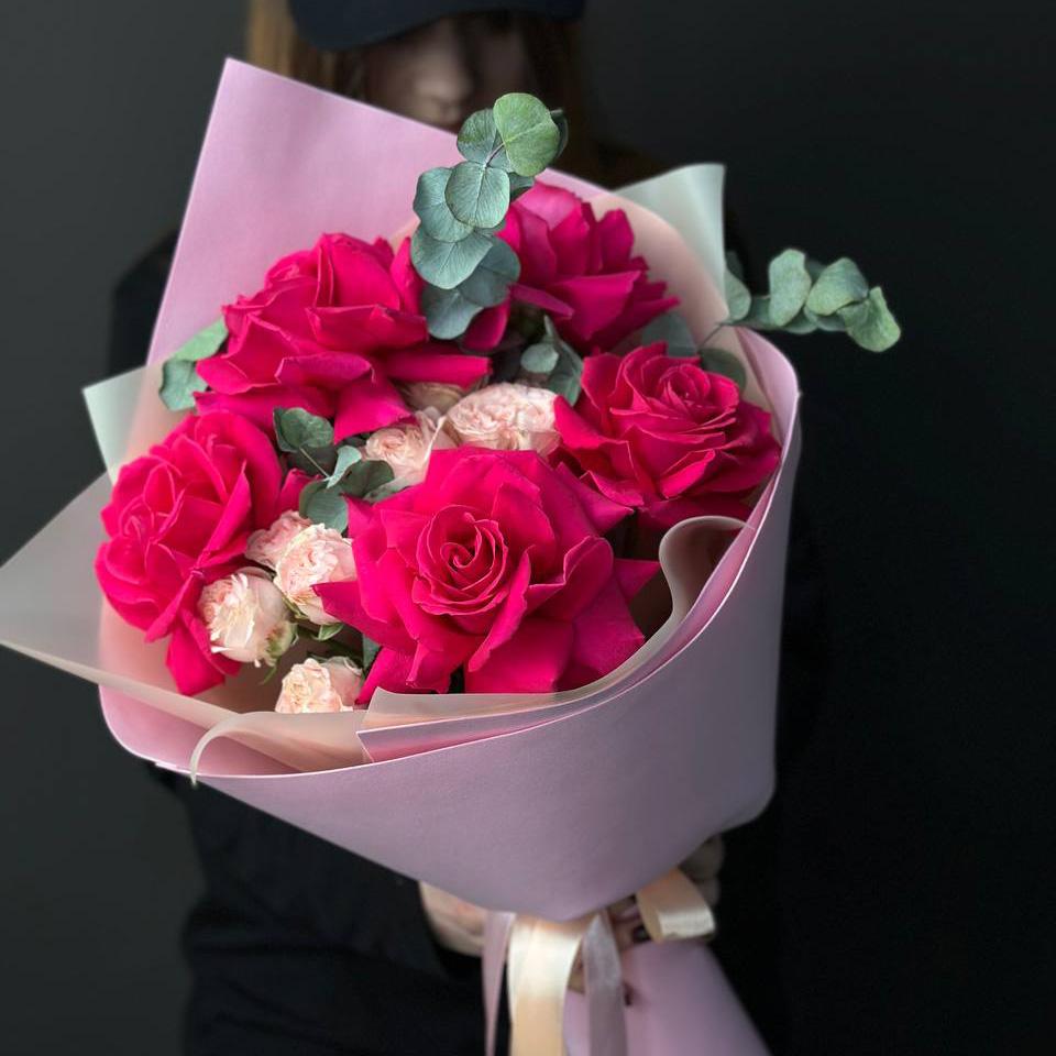 7 розовых роз с эвкалиптом