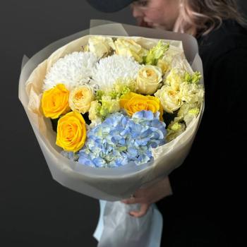 Букет с розами, хризантемами и гортензией