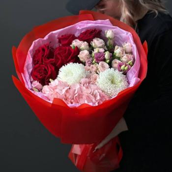 Букет с розами, лизиантусами и гортензией