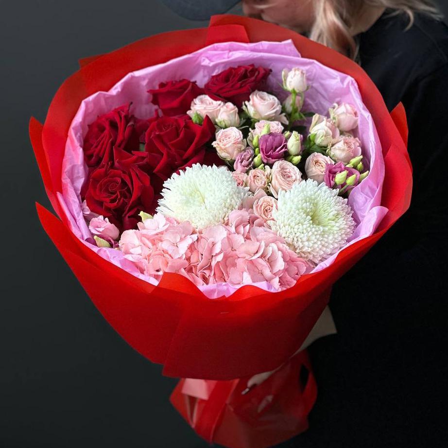 Букет с розами, лизиантусами и гортензией