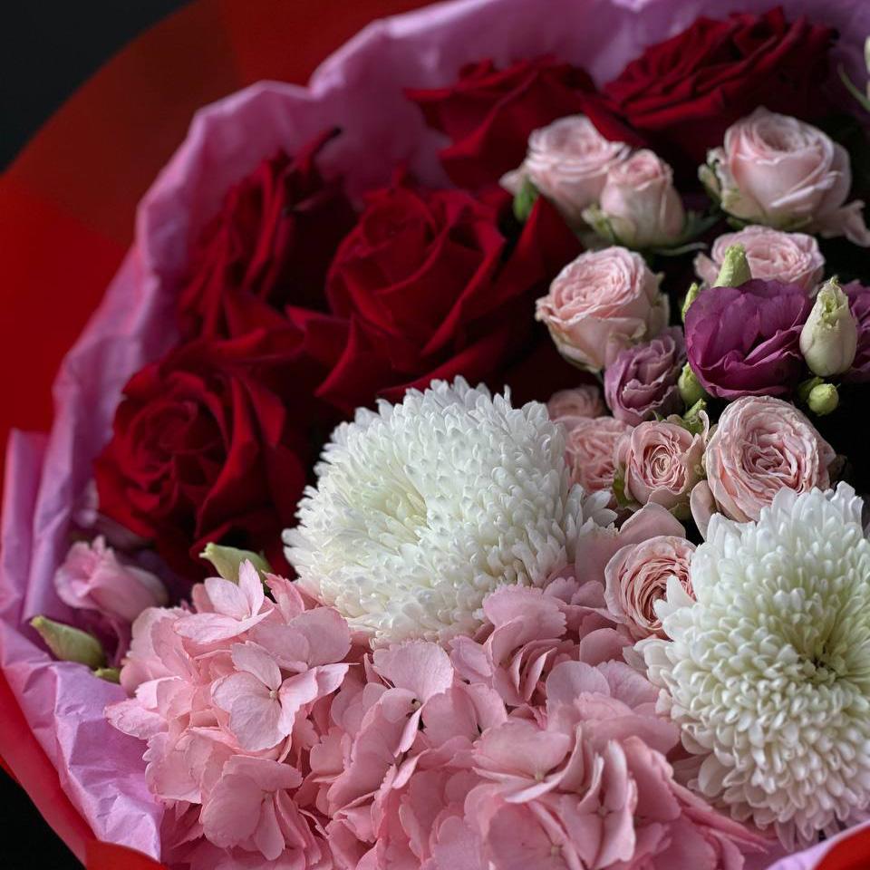 Букет с розами, лизиантусами и гортензией