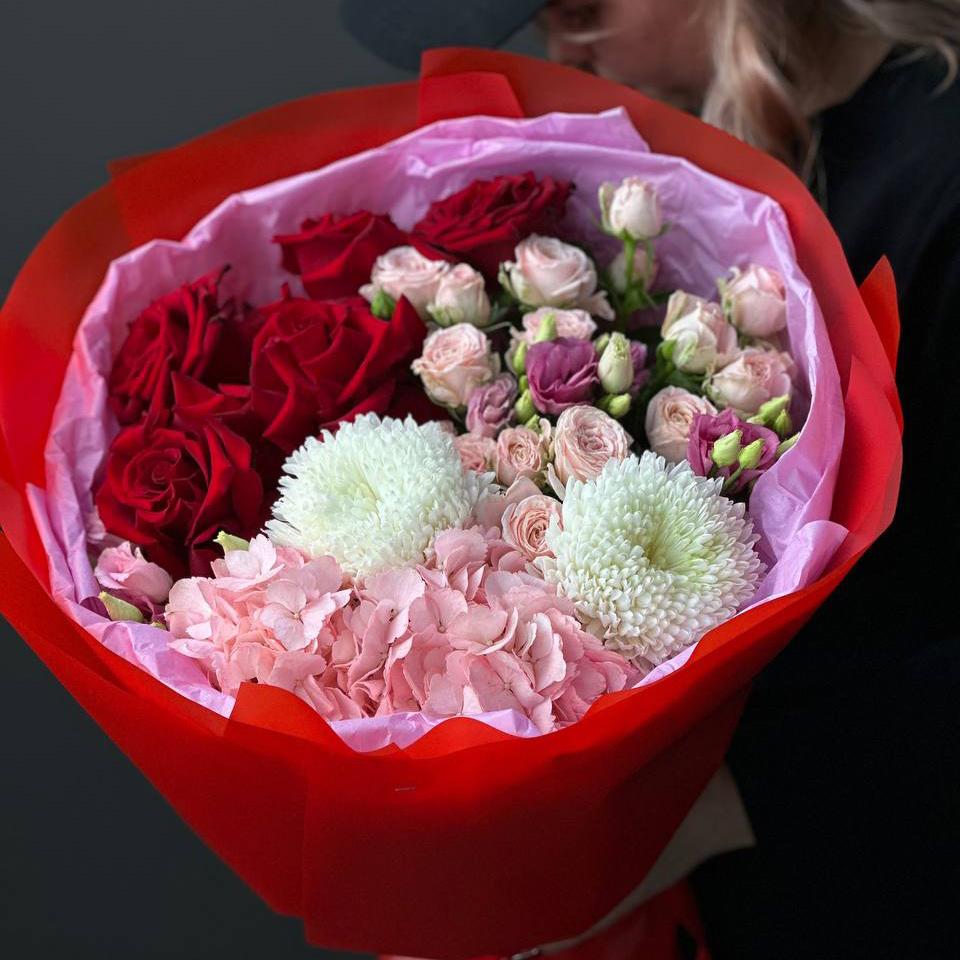 Букет с розами, лизиантусами и гортензией