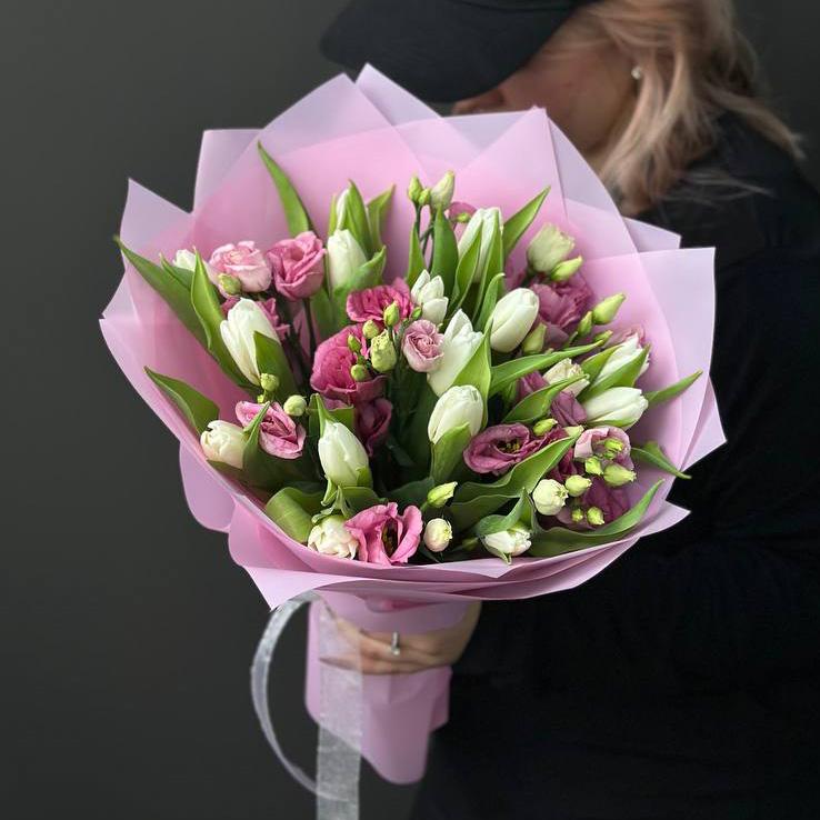 15 тюльпанов с лизиантусами