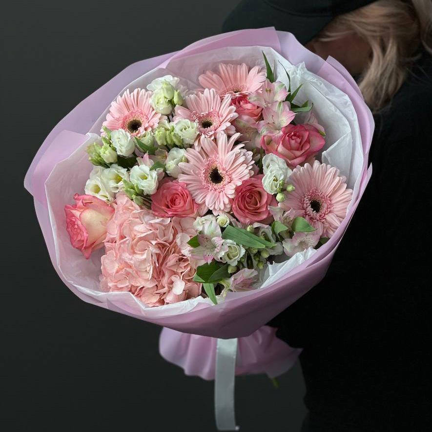 Букет с герберами, розами и лизиантусами