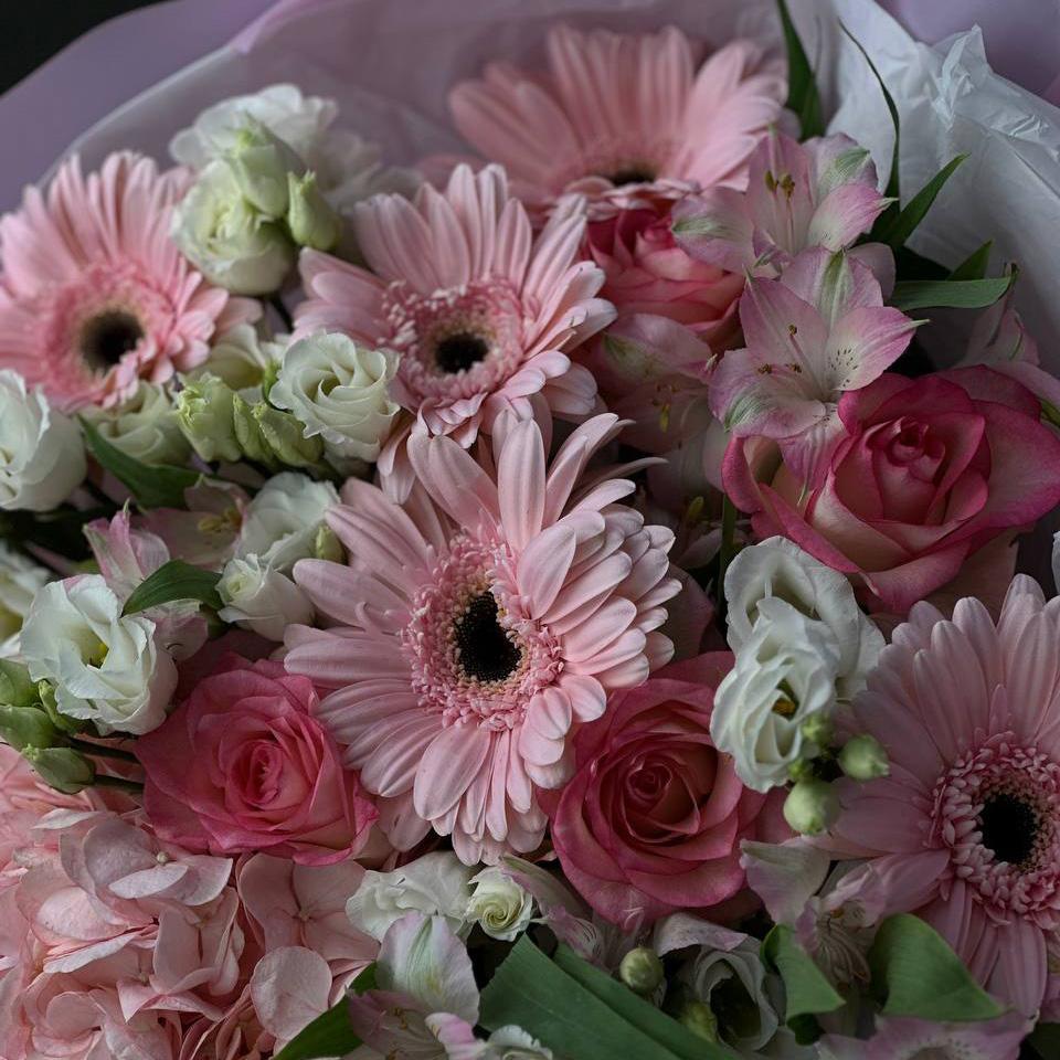 Букет с герберами, розами и лизиантусами