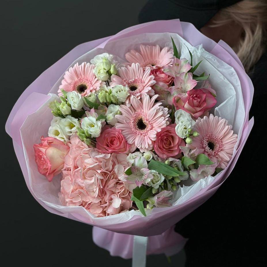 Букет с герберами, розами и лизиантусами