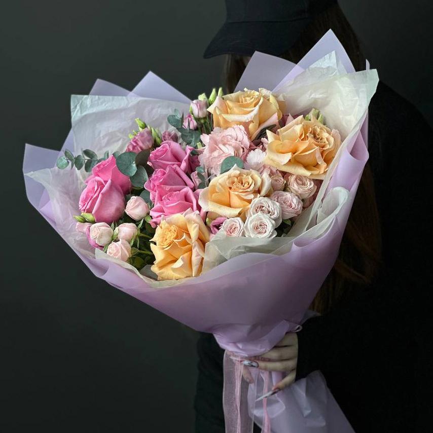 Букет с розами, гортензия и лизиантус