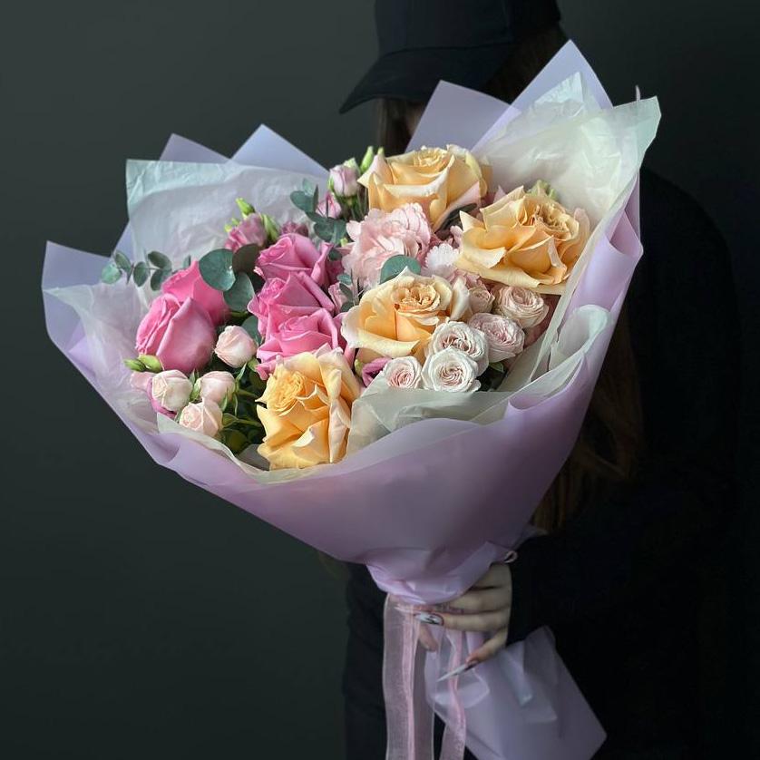 Букет с розами, гортензия и лизиантус