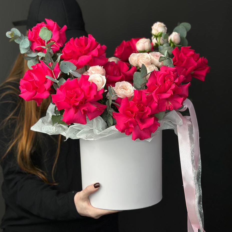 Букет из розовых роз в коробке