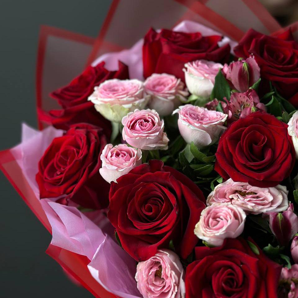 Букет с розами, альстромериями и фисташками