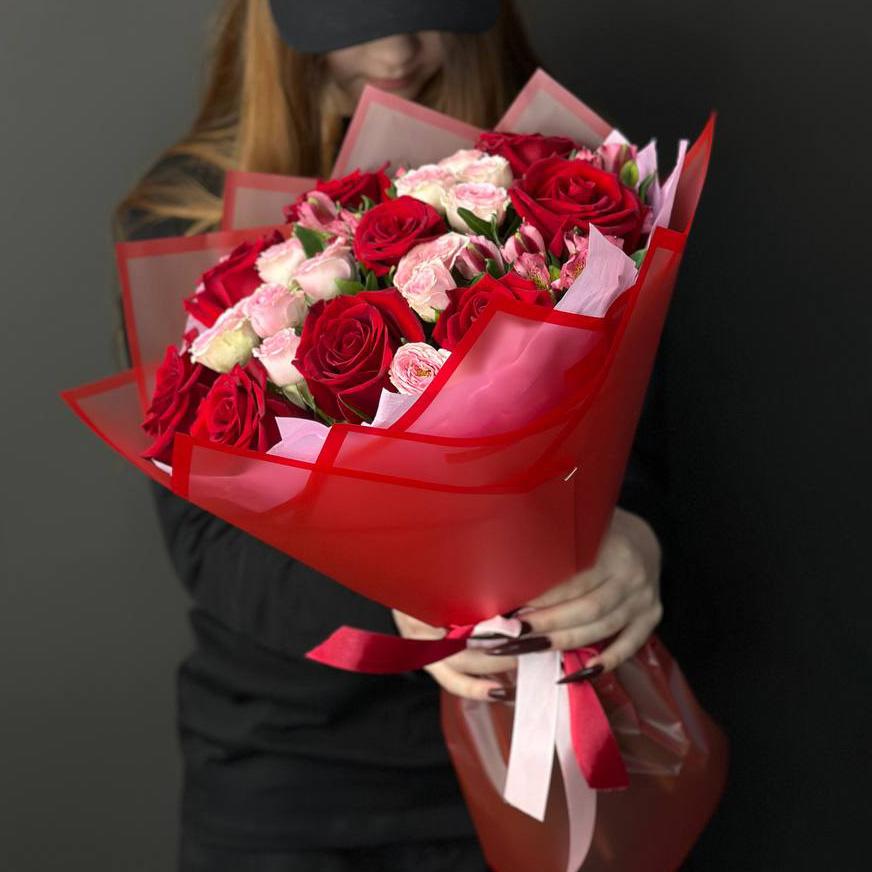 Букет с розами, альстромериями и фисташками