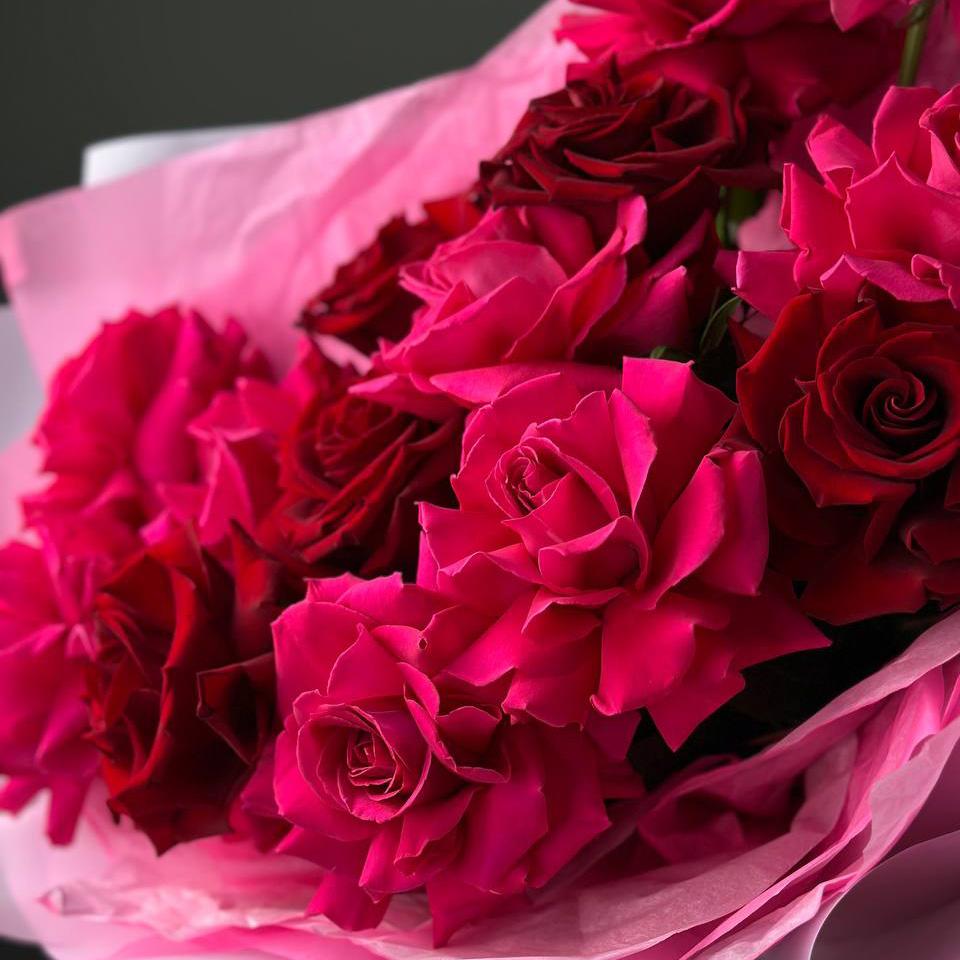 Букет из красных и розовых роз с фисташкой