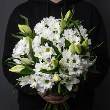 3 лилии с белой хризантемой