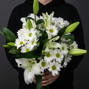 Букет с лилиями и хризантемами