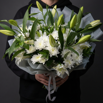 Букет из 7 лилий с хризантемами