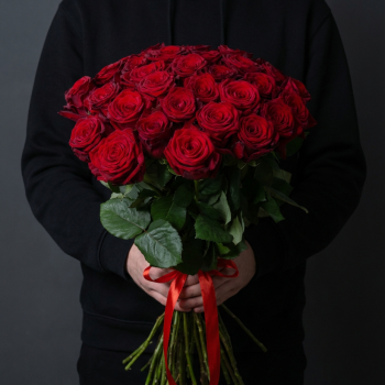 35 красных роз 70 см под ленту
