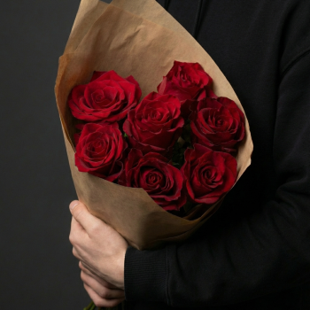 7 красных роз 70 см в крафте