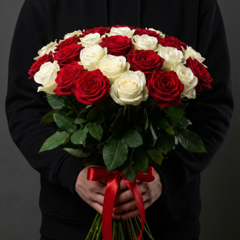 27 красных и белых роз 80 см