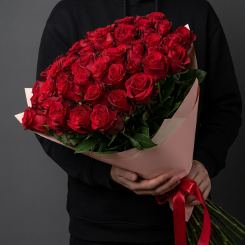 45 роз 80 см в яркой упаковке