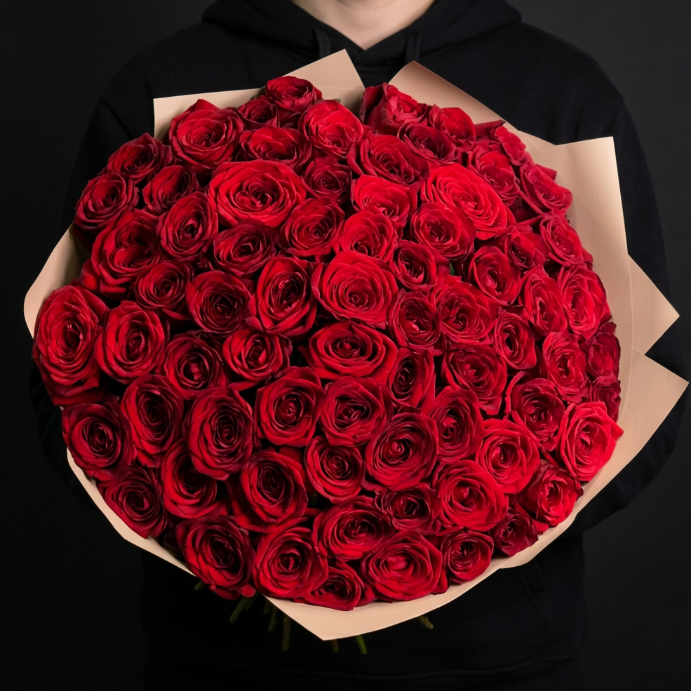 71 красная роза в бежевой упаковке