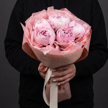 5 розовых пионов в яркой упаковке