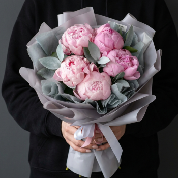 5 розовых пионов с эвкалиптом