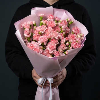 35 кустовых гвоздик в яркой упаковке