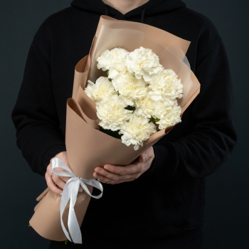 7 белых гвоздик в бежевой упаковке