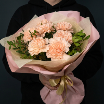 7 розовых гвоздик с фисташкой