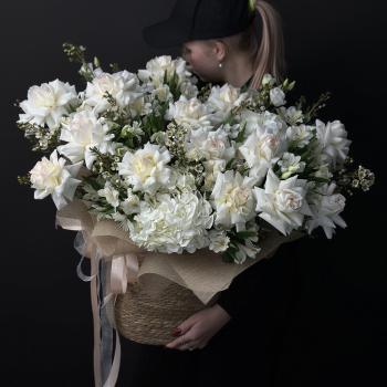 Корзина с розами, альстромериями и лизиантусами