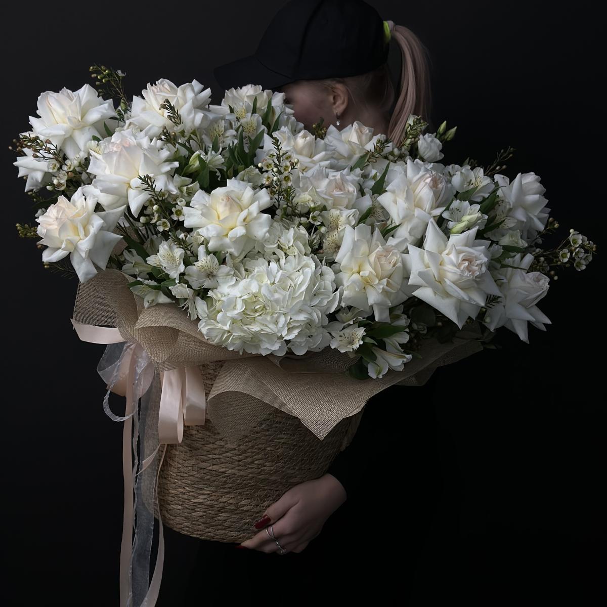 Корзина с розами, альстромериями и лизиантусами